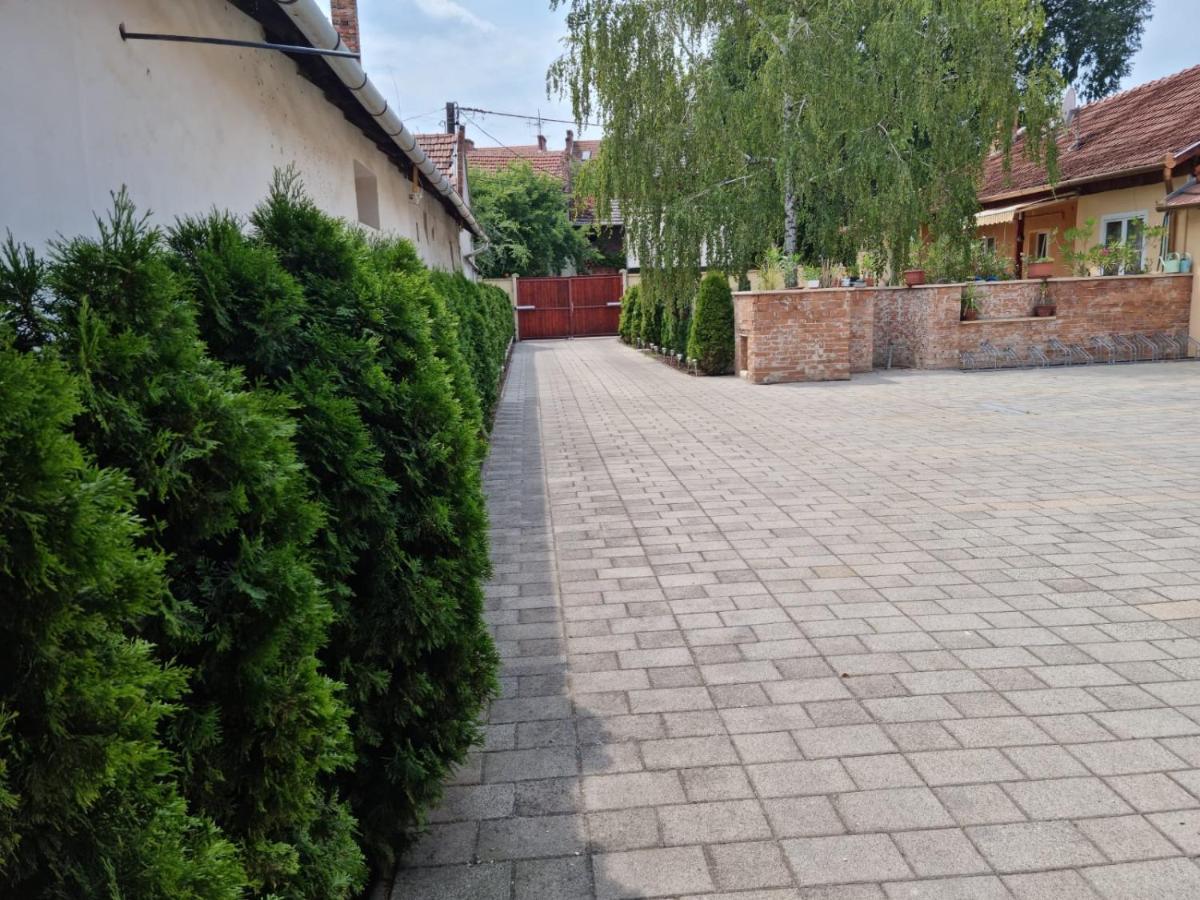 Belvarosi Pihenohaz Bekescsaba Exterior foto